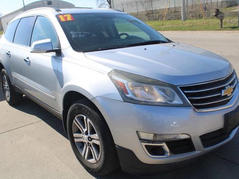 Used 2017 Chevrolet Traverse LT FWD image 3