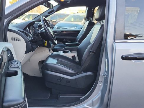 Used 2019 Dodge Grand Caravan SXT image 18