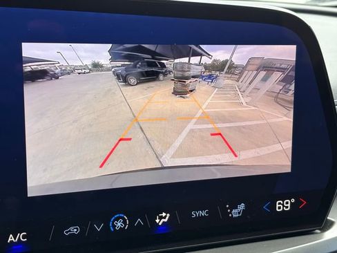 Used 2025 Chevrolet Traverse LT image 20