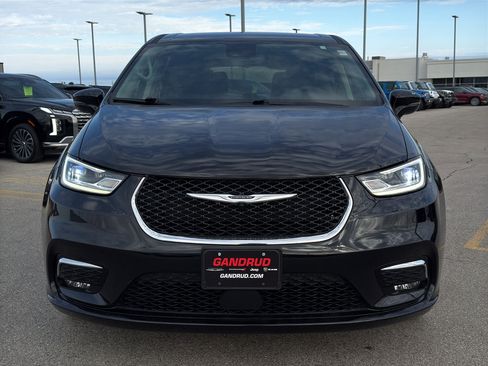 Used 2024 Chrysler Pacifica Touring-L image 3