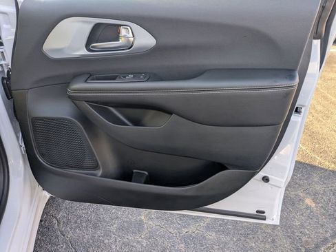 New 2026 Chrysler Pacifica Limited FWD image 34