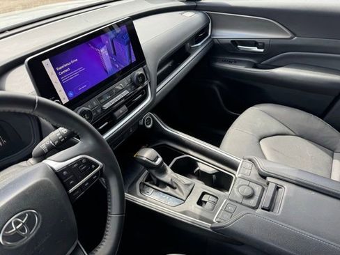 Used 2024 Toyota Grand Highlander AWD image 2