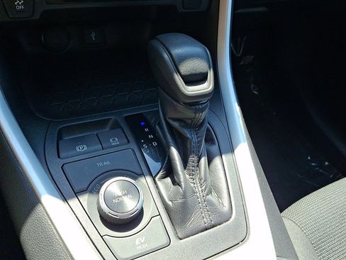 Used 2021 Toyota RAV4 LE AWD/4WD image 14