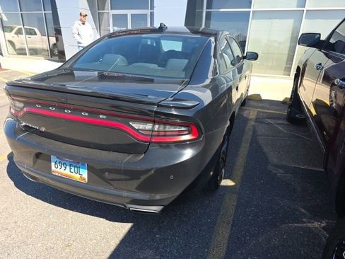 Used 2019 Dodge Charger SXT AWD/4WD image 4