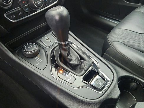 Used 2020 Jeep Cherokee Limited image 14