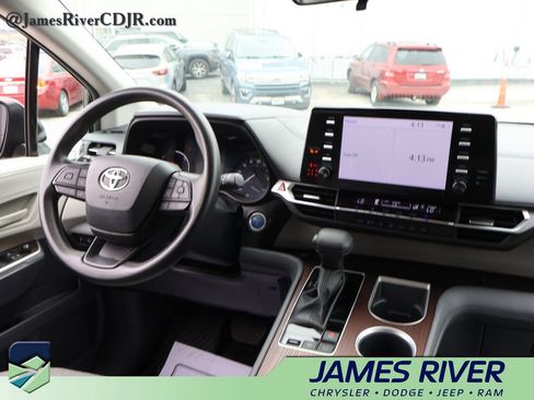 Used 2024 Toyota Sienna LE FWD image 13
