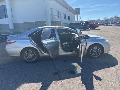 Used 2017 Toyota Camry SE w/ Moonroof Package image 8