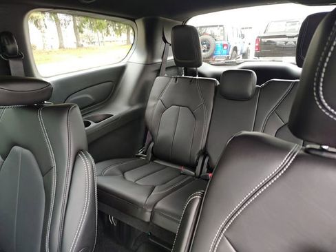 New 2026 Chrysler Pacifica Select image 31