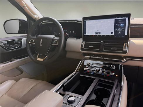 Used 2024 Lincoln Navigator L Reserve image 12