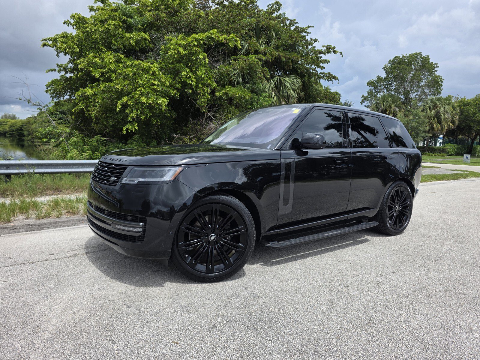 Used 2023 Land Rover Range Rover SE AWD/4WD image 1