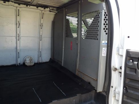 Used 2008 Chevrolet Express 1500 AWD image 7