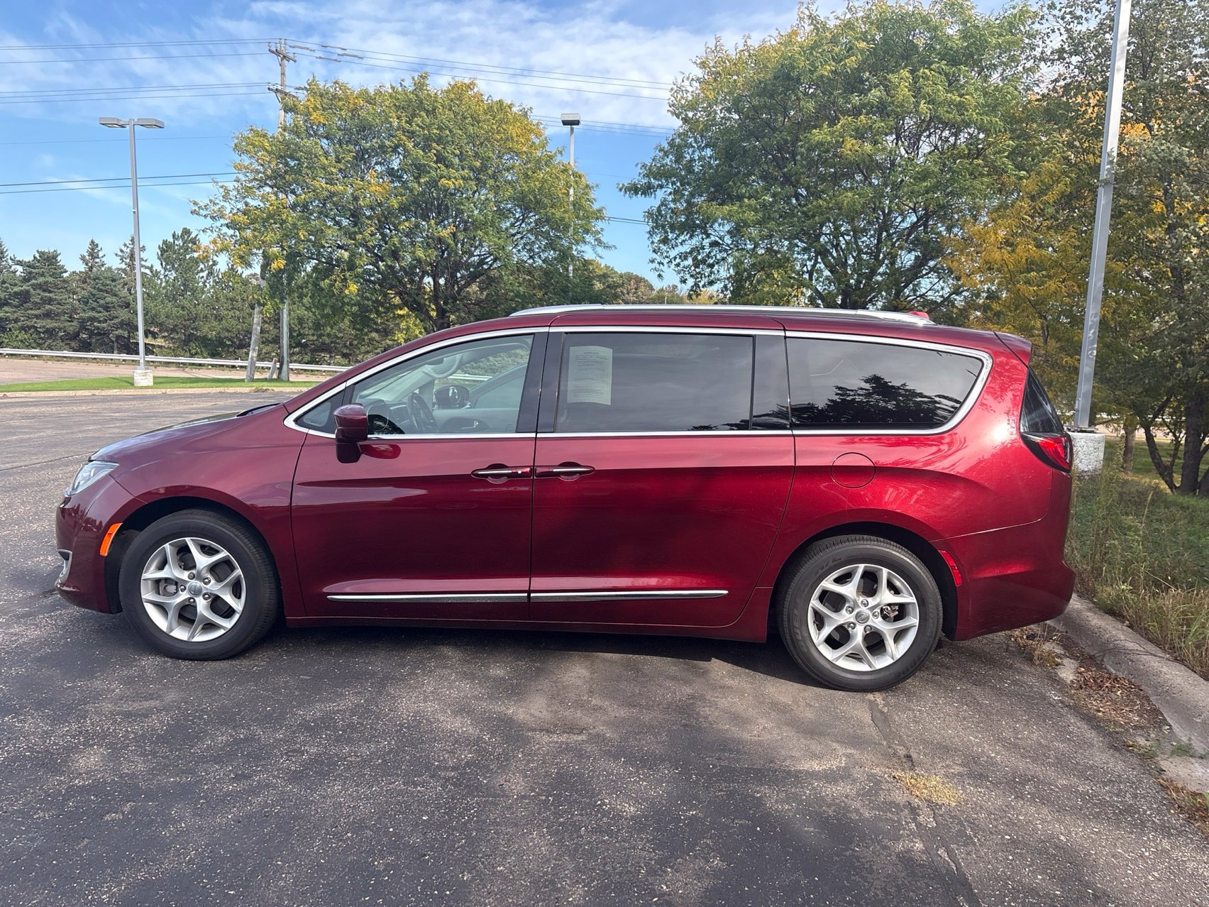 Used 2019 Chrysler Pacifica Touring-L w/ Tire & Wheel Group FWD image 4