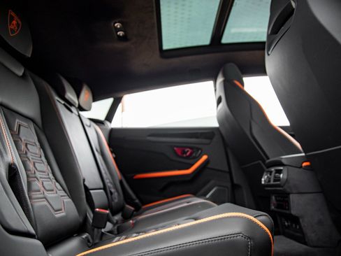 Used 2025 Lamborghini Urus SE image 40