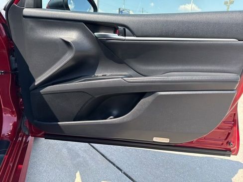 Used 2020 Toyota Camry XLE image 31