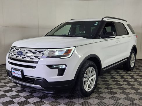 Used 2018 Ford Explorer XLT w/ Equipment Group 201A AWD/4WD image 3