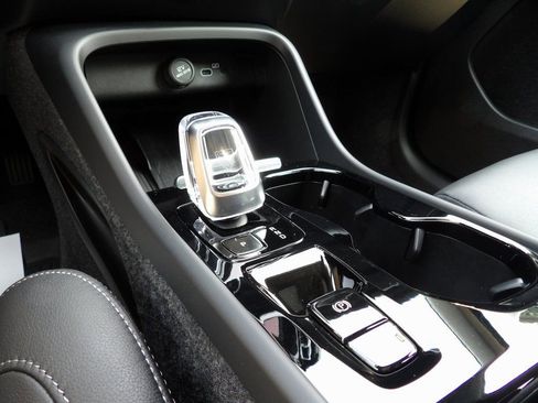 New 2025 Volvo XC40 B5 Plus w/ Protection Package Premier image 18