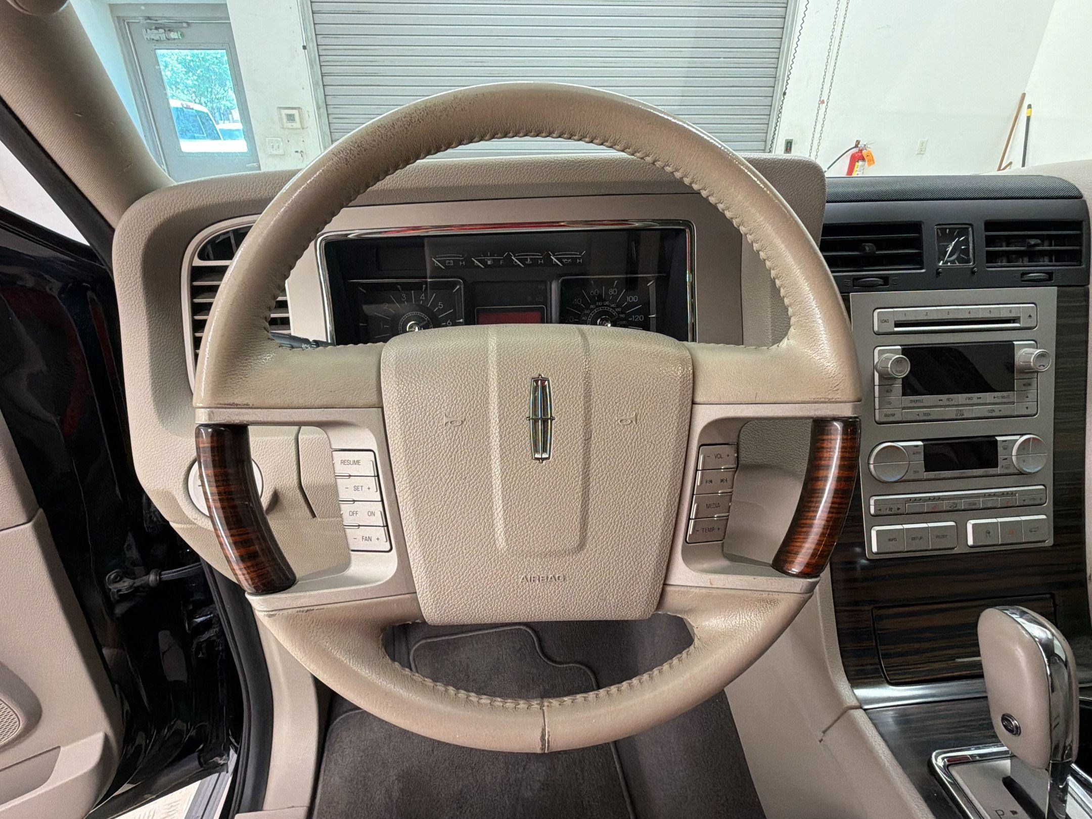 Used 2007 Lincoln Navigator 2WD image 11