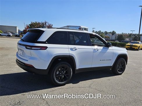 New 2025 Jeep Grand Cherokee Altitude image 13