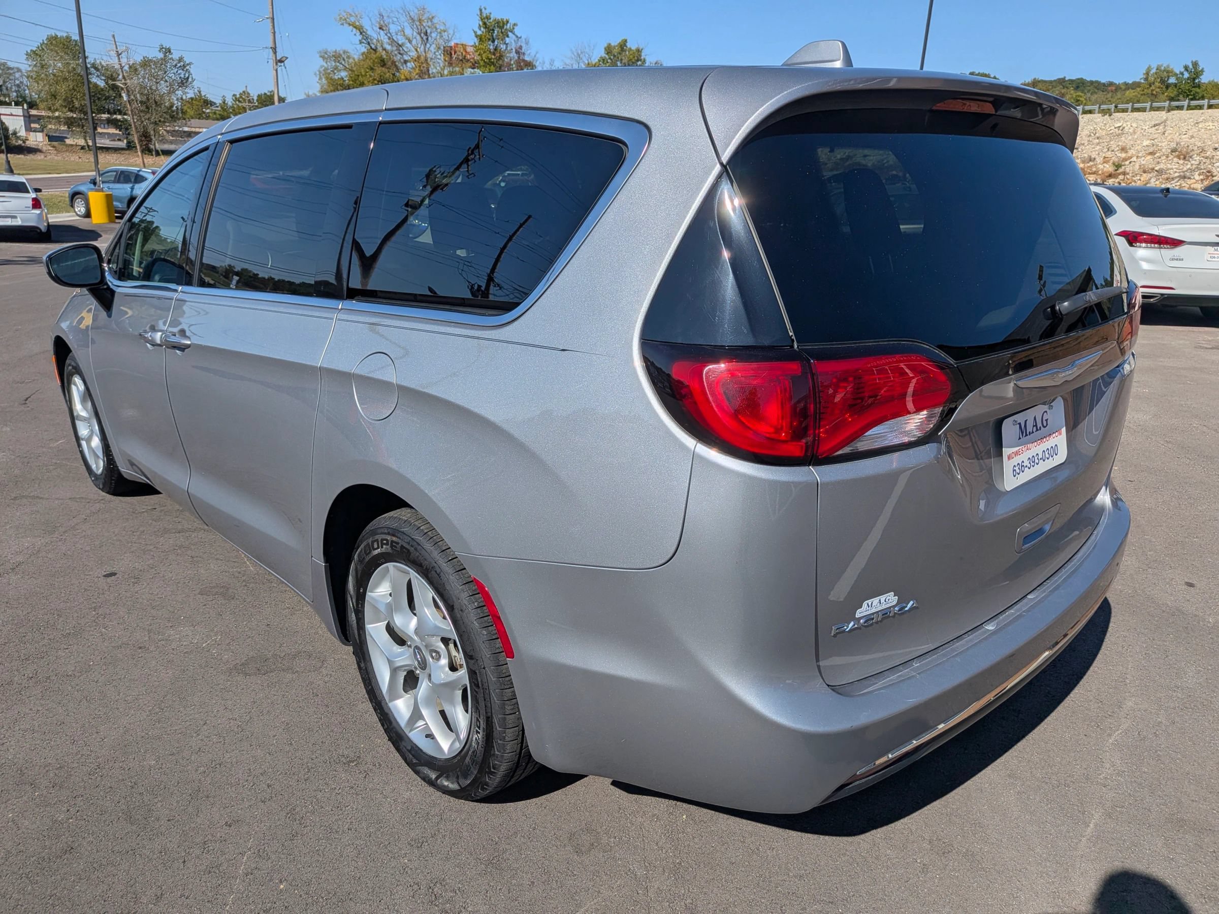 Used 2017 Chrysler Pacifica Touring Plus w/ Tire & Wheel Group FWD image 4