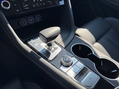 Used 2025 Genesis G70 2.5T image 20