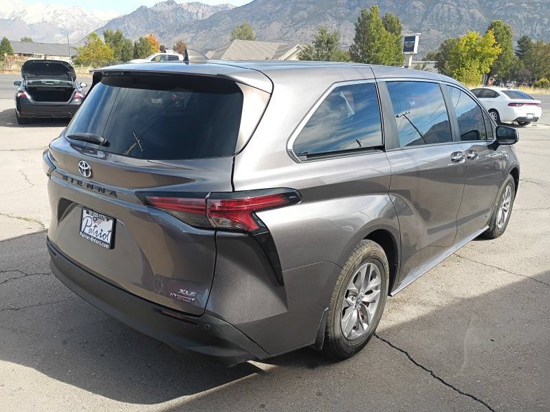 Used 2021 Toyota Sienna XLE AWD/4WD image 5