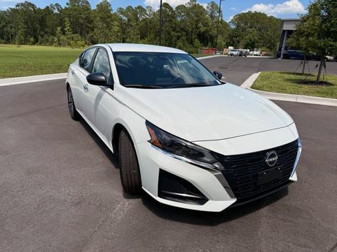 Used 2025 Nissan Altima 2.5 SV FWD image 13