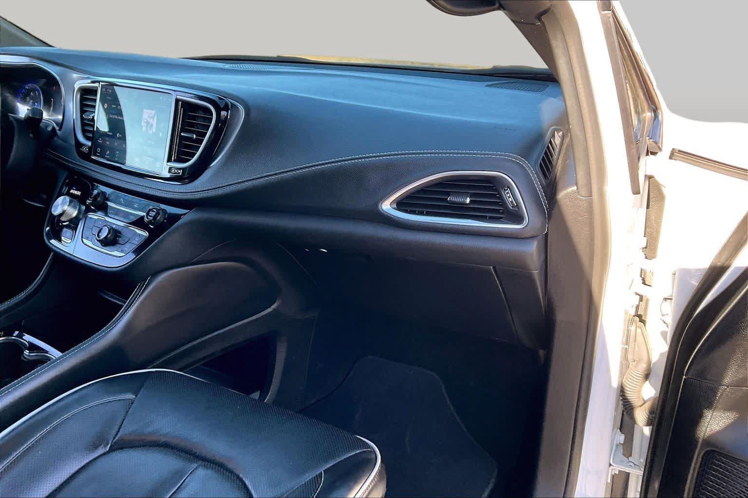Used 2025 Chrysler Pacifica Limited FWD image 18