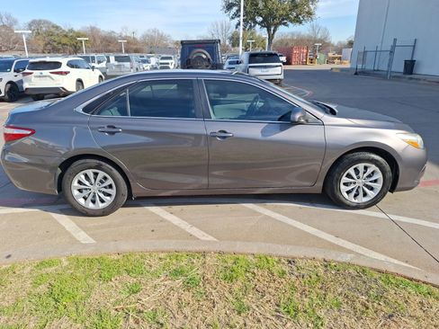 Used 2016 Toyota Camry LE image 7