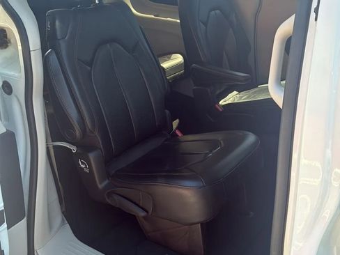 Used 2020 Chrysler Pacifica Touring-L FWD image 15