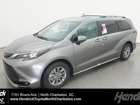 New 2026 Toyota Sienna XLE image 1