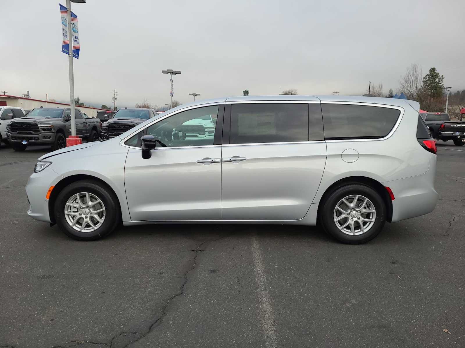 New 2026 Chrysler Pacifica Select FWD image 11