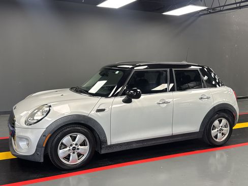 Used 2018 MINI Cooper 4-Door Hardtop FWD image 2