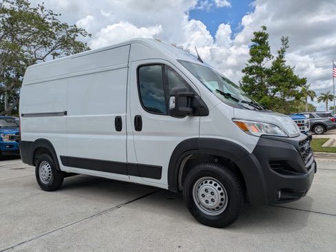 Used 2024 RAM ProMaster 2500 w/ Convenience Group FWD image 2