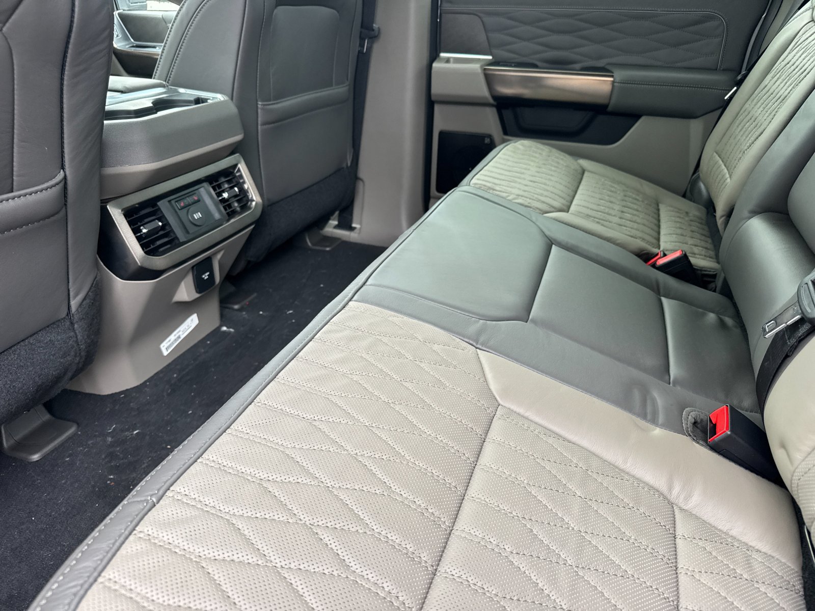 New 2026 Ford F250 Platinum w/ Platinum Plus Package AWD/4WD image 13