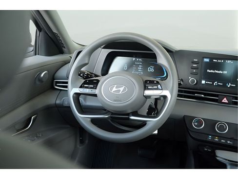 Used 2025 Hyundai Elantra SE FWD image 13