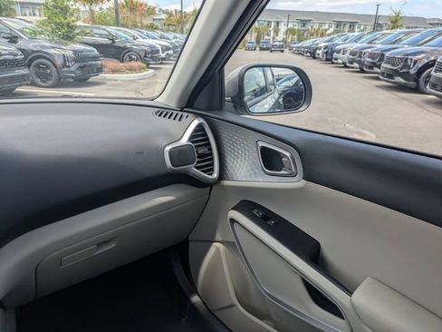 Used 2025 Kia Soul LX w/ LX Technology Package FWD image 16