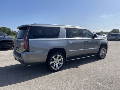Used 2020 Cadillac Escalade ESV Luxury RWD image 2