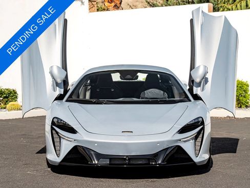 Used 2025 McLaren Artura RWD image 4