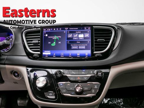 Used 2023 Chrysler Pacifica Touring-L FWD image 12