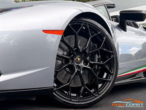 Used 2019 Lamborghini Huracan Performante AWD/4WD image 12