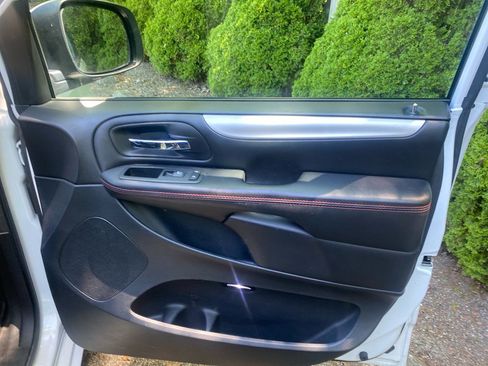 Used 2017 Dodge Grand Caravan GT FWD image 24
