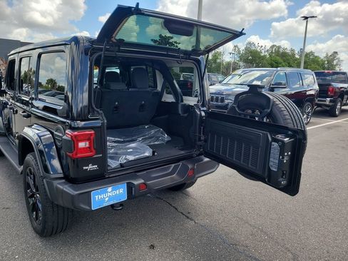 Certified 2025 Jeep Wrangler Unlimited Sahara AWD/4WD image 11
