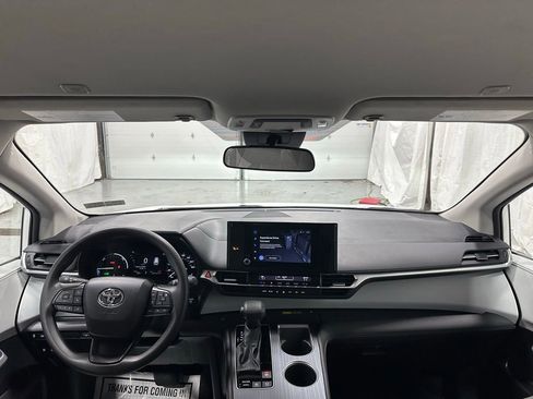 Used 2025 Toyota Sienna LE FWD image 41