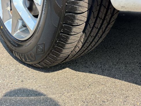 Used 2018 Chrysler Pacifica Limited image 8