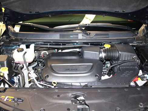 Used 2025 Chrysler Pacifica Limited image 48