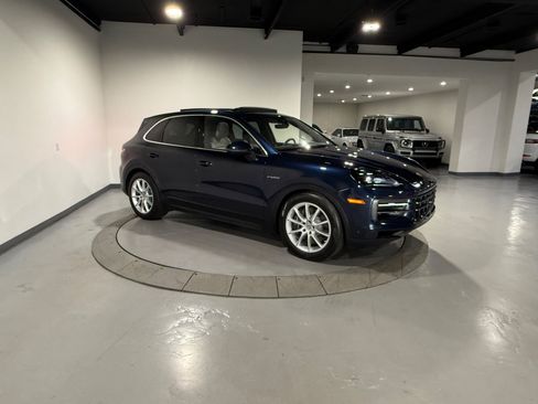 Used 2024 Porsche Cayenne AWD/4WD image 8