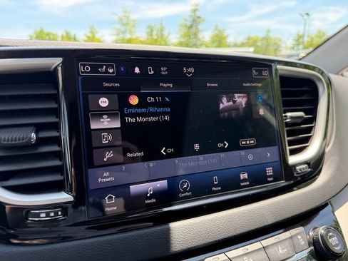 Used 2024 Chrysler Pacifica Touring-L FWD image 17