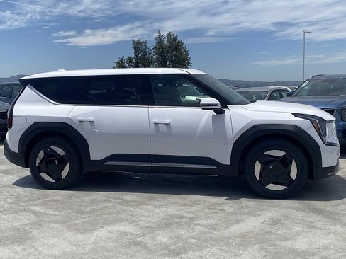 New 2026 Kia EV9 Light RWD image 2