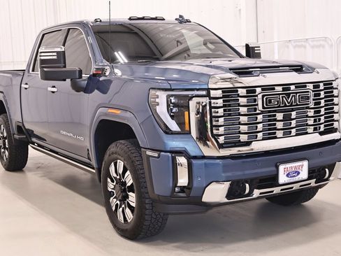 Used 2025 GMC Sierra 2500 Denali w/ Denali Reserve Package AWD/4WD image 3