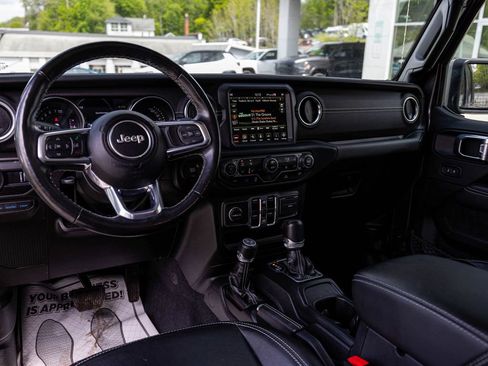 Used 2023 Jeep Wrangler Unlimited Sahara w/ Cold Weather Group AWD/4WD image 17
